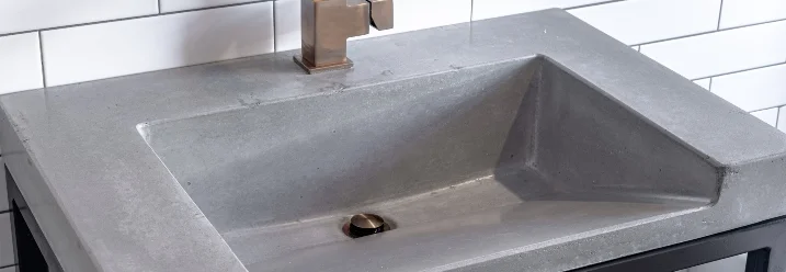 Waschbecken aus Beton mit Wasserhahn